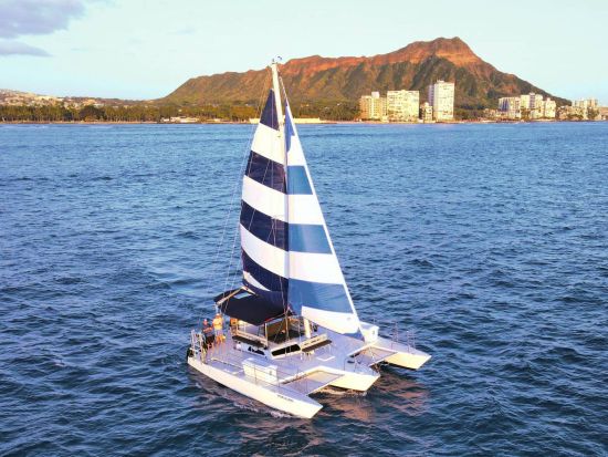 花火鑑賞クルーズ　ホクラニ号　ドリンク＆スナック持ち込みOK！＜金曜日限定／ワイキキ発＞