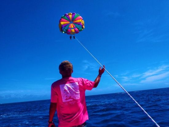 慶良間(チービシ)パラセーリング 県内最長ロープ200mで絶景を堪能！世界屈指の透明度を誇る海の上を空中散歩＜那覇発／特典付＞