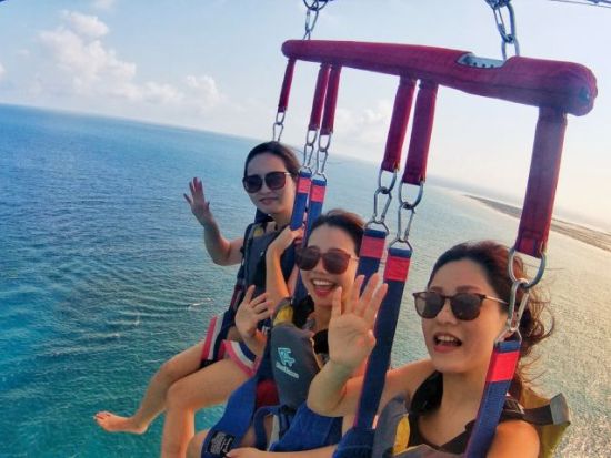 慶良間(チービシ)パラセーリング 県内最長ロープ200mで絶景を堪能！世界屈指の透明度を誇る海の上を空中散歩＜那覇発／特典付＞