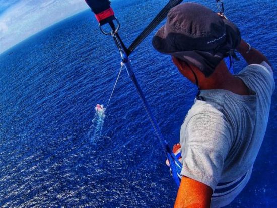 慶良間(チービシ)パラセーリング 県内最長ロープ200mで絶景を堪能！世界屈指の透明度を誇る海の上を空中散歩＜那覇発／特典付＞