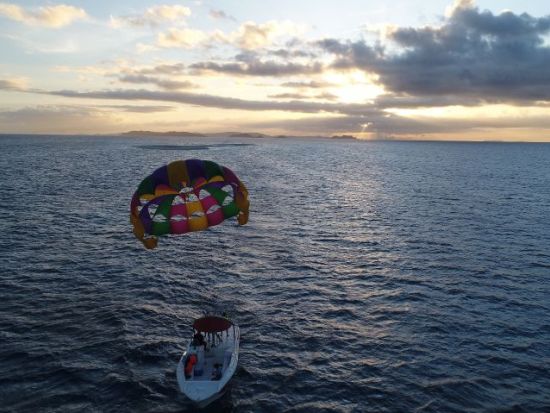 【贅沢貸切】1組限定！慶良間(チービシ)サンセットパラセーリング 県内最長ロープ200mで絶景サンセットを堪能！＜那覇発／特典付＞