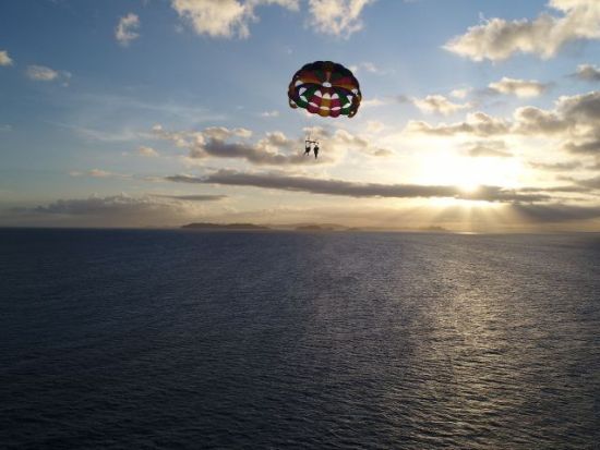 【贅沢貸切】1組限定！慶良間(チービシ)サンセットパラセーリング 県内最長ロープ200mで絶景サンセットを堪能！＜那覇発／特典付＞