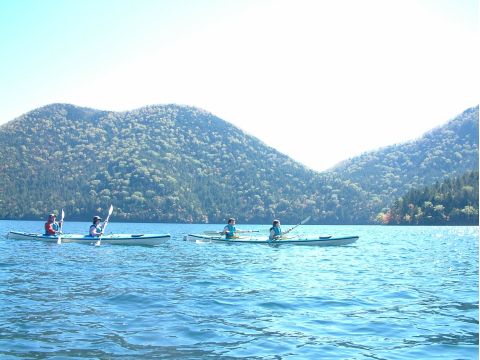 然別湖シーカヤック　透明度日本一の湖面をスイスイ進もう＜5～10／小学4年生以上／＞by然別湖ネイチャーセンター