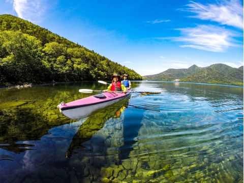 然別湖シーカヤック　透明度日本一の湖面をスイスイ進もう＜5～10／小学4年生以上／＞by然別湖ネイチャーセンター