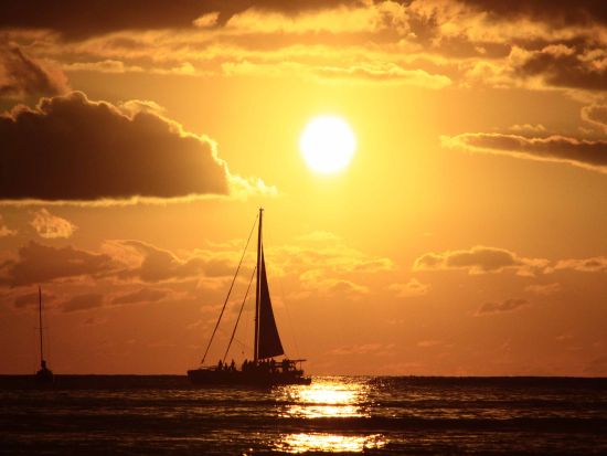 サンセットセーリング　ホクラニ号　お好きなドリンク＆スナック持ち込みOK！カップルやグループに最適なボート貸切プランあり＜ワイキキ発＞