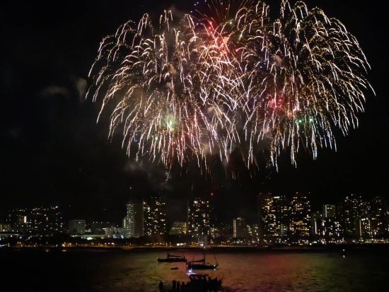 花火鑑賞クルーズ　ホクラニ号　ドリンク＆スナック持ち込みOK！＜金曜日限定／ワイキキ発＞