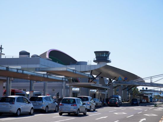空港送迎 高松空港 ⇔ 高松市内・琴平・丸亀・坂出 うどん屋1店舗立ち寄り付き＜選べる出発時間／選べる送迎地＞4名参加で1名5,000円～ by 琴参タクシー