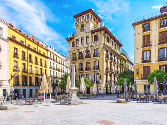 Spain_Madrid_Old_Square_Shutterstock 605439842