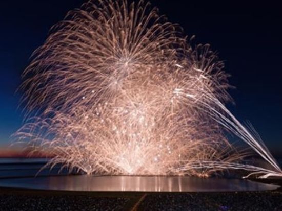 7月26日限定！ぎおん柏崎まつり海の大花火大会 日帰りバスツアー イス･テーブル席／バスのみの選べる2プラン お帰りに温泉入浴付＜新宿・東京発着＞