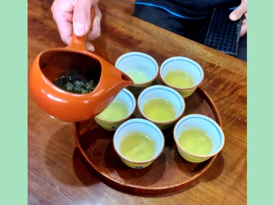 手作りのお茶で美味しくいただきます