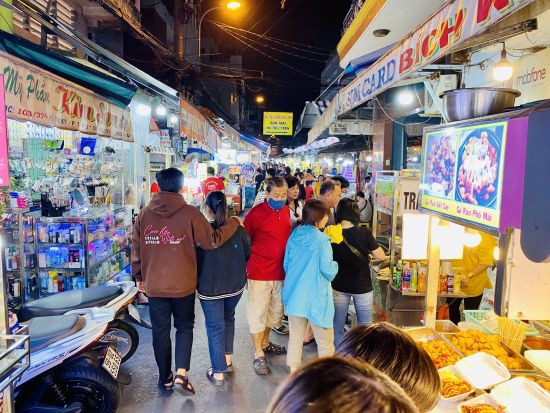 日本語バイクツアー　バイクで夜市の屋台メシと夜景を巡るホーチミンナイトツアー ＜夜／現地ドライバー(日本語)／夕食付き／選べる集合・解散場所／保険完備＞