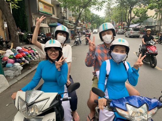 日本語バイクツアー　バイクで夜市の屋台メシと夜景を巡るホーチミンナイトツアー ＜夜／現地ドライバー(日本語)／夕食付き／選べる集合・解散場所／保険完備＞