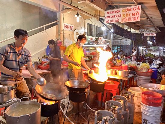 日本語バイクツアー　バイクで夜市の屋台メシと夜景を巡るホーチミンナイトツアー ＜夜／現地ドライバー(日本語)／夕食付き／選べる集合・解散場所／保険完備＞