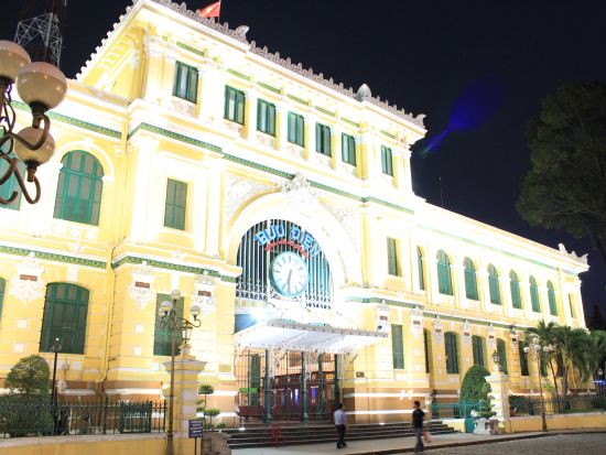 日本語バイクツアー　バイクで夜市の屋台メシと夜景を巡るホーチミンナイトツアー ＜夜／現地ドライバー(日本語)／夕食付き／選べる集合・解散場所／保険完備＞
