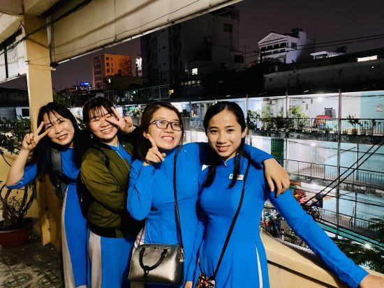 日本語バイクツアー　バイクで夜市の屋台メシと夜景を巡るホーチミンナイトツアー ＜夜／現地ドライバー(日本語)／夕食付き／選べる集合・解散場所／保険完備＞
