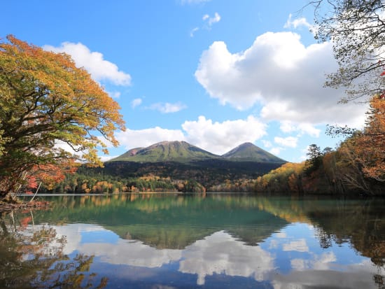 オンネトー散策半日ツアー 湖面の色が変化する神秘的な湖を地元ベテランガイドと一緒に散策 冬季はスノーシューでご案内！＜通年／阿寒湖温泉街アイヌコタン発着＞