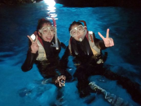 青の洞窟シュノーケリング ！ブルーの輝きと沖縄の海の生き物に触れ合える満喫プラン ＜那覇・北谷発／現地まで送迎付＞