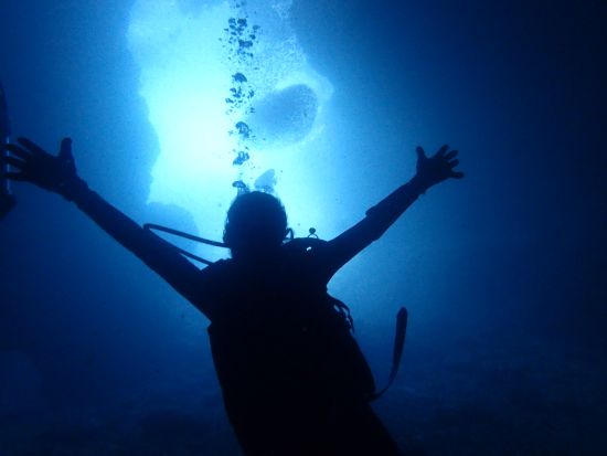 青の洞窟体験ダイビング！青く輝く神秘的な光と沖縄の海の生き物に触れ合える充実プラン ＜那覇・北谷発／現地まで送迎付＞