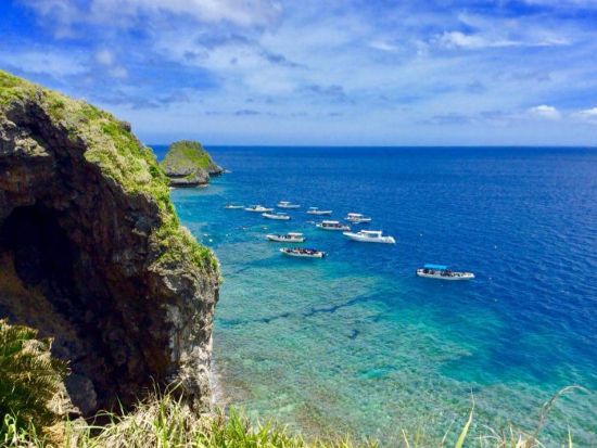 青の洞窟シュノーケリング ！ブルーの輝きと沖縄の海の生き物に触れ合える満喫プラン ＜那覇・北谷発／現地まで送迎付＞