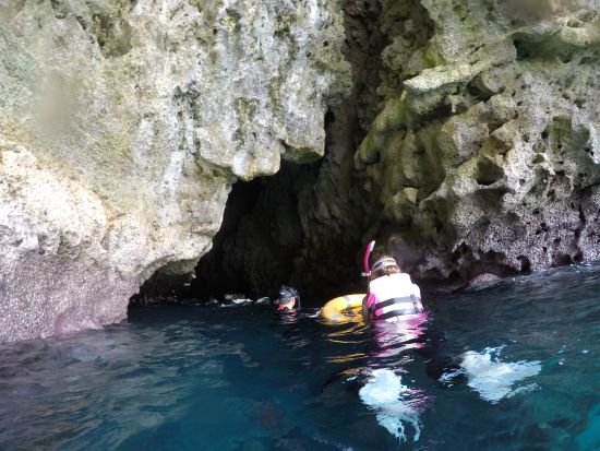 青の洞窟シュノーケリング ！ブルーの輝きと沖縄の海の生き物に触れ合える満喫プラン ＜那覇・北谷発／現地まで送迎付＞