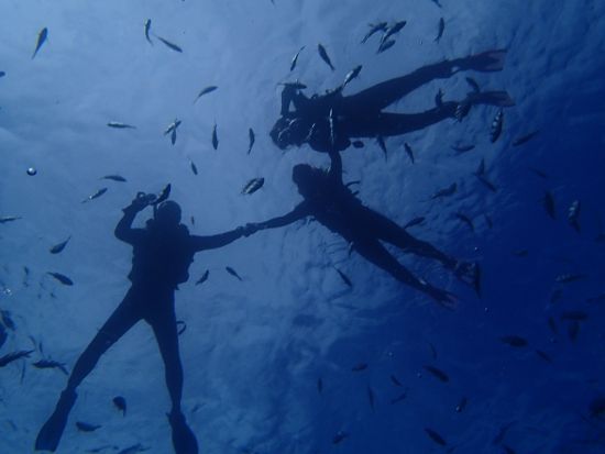 青の洞窟体験ダイビング！青く輝く神秘的な光と沖縄の海の生き物に触れ合える充実プラン ＜那覇・北谷発／現地まで送迎付＞