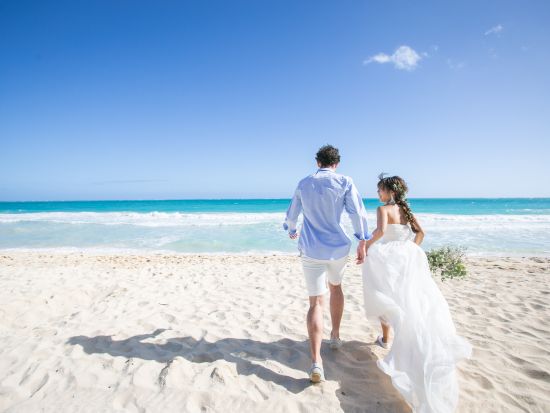 ハワイ　1日完結挙式（ビーチウェディング）リムジン送迎＆ビーチフォト付きの海辺で挙げるナチュラルウェディングプラン（挙式・撮影・衣装・メイク）