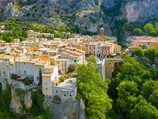 pixta_Moustiers-Sainte-Marie, Provence_61674876