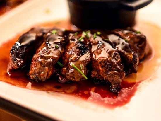 サンジェルマン地区グルメウォーキングツアー！フォアグラ＆伝統フレンチ＆チーズ・生ハム＆キャラメルやマカロンなどをたっぷり試食　ワイン試飲付＜英語／約4時間＞