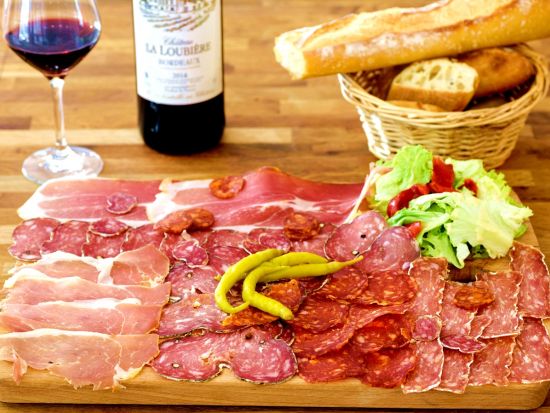 サンジェルマン地区グルメウォーキングツアー！フォアグラ＆伝統フレンチ＆チーズ・生ハム＆キャラメルやマカロンなどをたっぷり試食　ワイン試飲付＜英語／約4時間＞