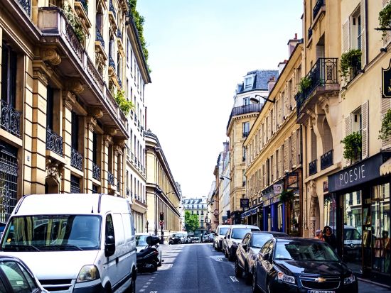 サンジェルマン地区グルメウォーキングツアー！フォアグラ＆伝統フレンチ＆チーズ・生ハム＆キャラメルやマカロンなどをたっぷり試食　ワイン試飲付＜英語／約4時間＞