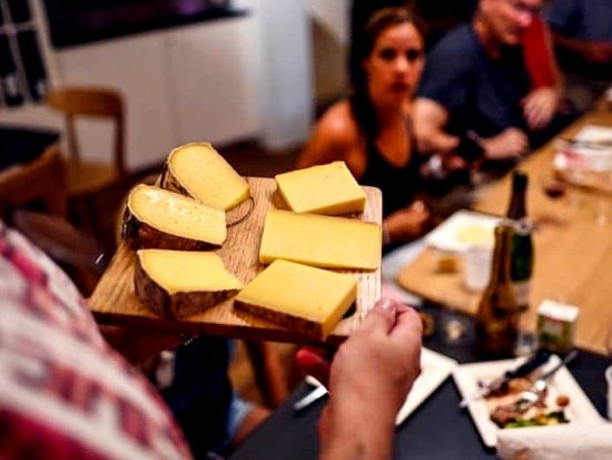 サンジェルマン地区グルメウォーキングツアー！フォアグラ＆伝統フレンチ＆チーズ・生ハム＆キャラメルやマカロンなどをたっぷり試食　ワイン試飲付＜英語／約4時間＞