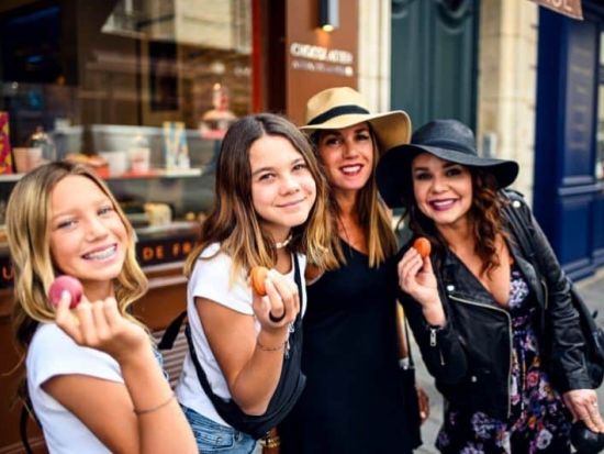 サンジェルマン地区グルメウォーキングツアー！フォアグラ＆伝統フレンチ＆チーズ・生ハム＆キャラメルやマカロンなどをたっぷり試食　ワイン試飲付＜英語／約4時間＞