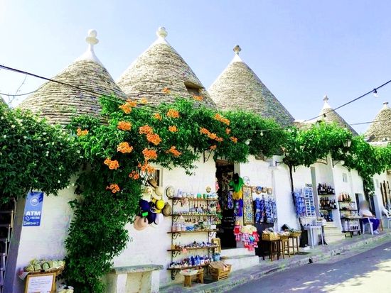 モンティ地区土産店通り