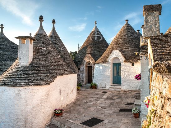 Italy_Alberobello_AdobeStock_236599002