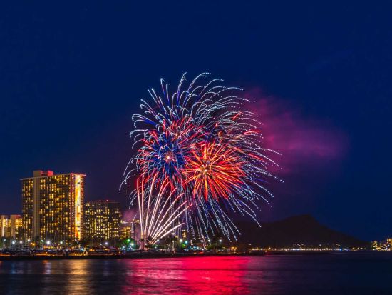 花火鑑賞クルーズ　ホクラニ号　ドリンク＆スナック持ち込みOK！＜金曜日限定／ワイキキ発＞