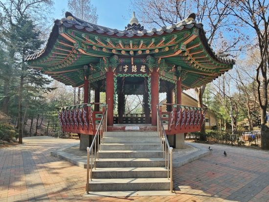 【ソウル＆江原編】人気K-POPグループの聖地を巡るツアー！香湖海岸バス停＋オリンピック主競技場＋鶴洞公園＋国立中央博物館ほか＜1日／日本語ガイド／明洞解散＞