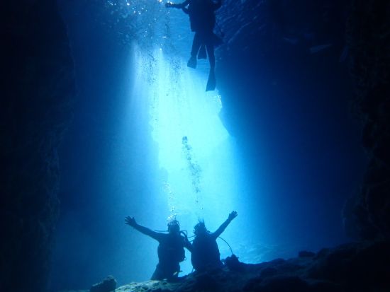 青の洞窟体験ダイビング 潜水士＆有資格者が丁寧にご案内するので初めてでも安心！＜写真撮影無料／10歳～59歳まで参加可能／グリーン・フィンズ認定店／恩納村発＞