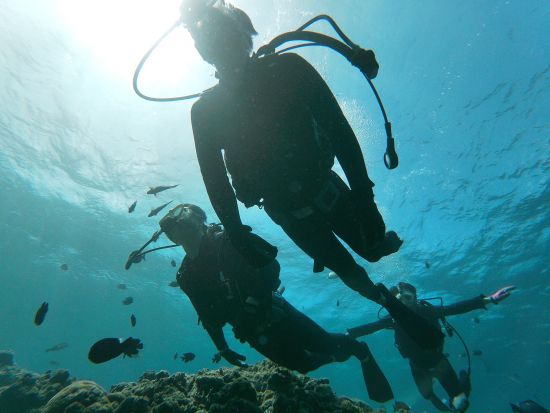 青の洞窟体験ダイビング 潜水士＆有資格者が丁寧にご案内するので初めてでも安心！＜写真撮影無料／10歳～59歳まで参加可能／グリーン・フィンズ認定店／恩納村発＞