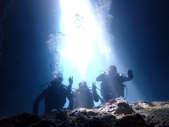 青の洞窟体験ダイビング 潜水士＆有資格者が丁寧にご案内するので初めてでも安心！＜写真撮影無料／10歳～59歳まで参加可能／グリーン・フィンズ認定店／恩納村発＞