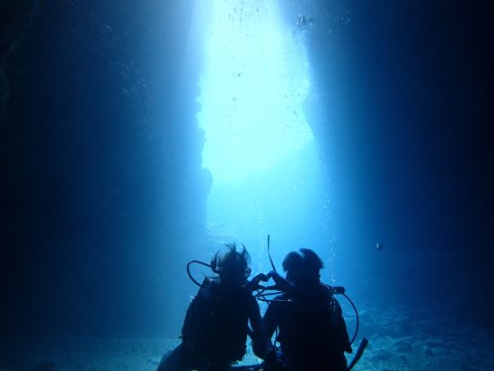 青の洞窟体験ダイビング 潜水士＆有資格者が丁寧にご案内するので初めてでも安心！＜写真撮影無料／10歳～59歳まで参加可能／グリーン・フィンズ認定店／恩納村発＞
