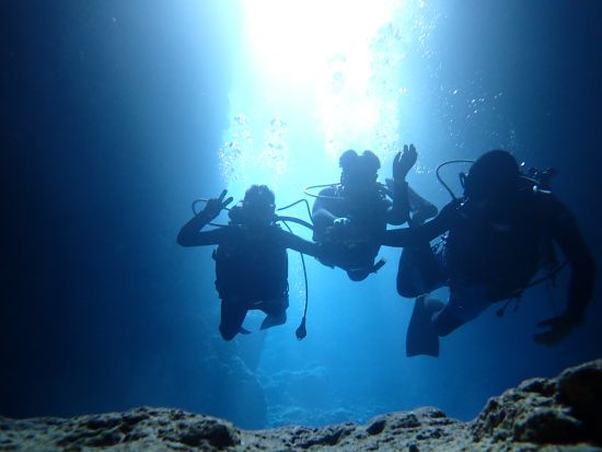 青の洞窟体験ダイビング 潜水士＆有資格者が丁寧にご案内するので初めてでも安心！＜写真撮影無料／10歳～59歳まで参加可能／グリーン・フィンズ認定店／恩納村発＞