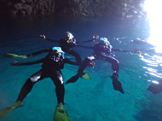 青の洞窟シュノーケル 潜水士＆有資格者が丁寧にご案内！安全に楽しく沖縄の海を満喫＜写真撮影無料／5歳～60歳まで参加可能／グリーン・フィンズ認定店／恩納村発＞
