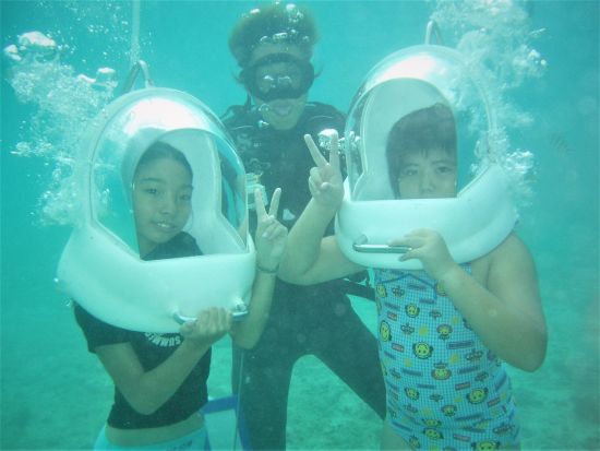 シーウォークで水中散歩！泳げない方も簡単に楽しく水中を探検できる！＜写真撮影無料／8歳～59歳まで参加可能／グリーン・フィンズ認定店／恩納村発＞