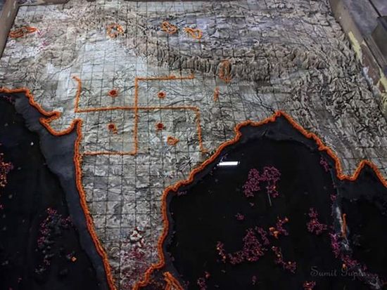 インドの立体地図を本堂に飾っている珍しい寺院