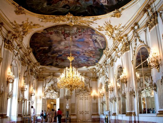 シェーンブルン宮殿入場チケット＋名物ザッハトルテカフェまたは名物居酒屋ホイリゲのクーポン＋街歩き音声案内アプリ 徒歩＆セルフガイドで楽しむウィーン観光