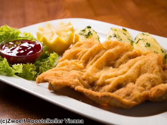 シェーンブルン宮殿入場チケット＋名物ザッハトルテカフェまたは名物居酒屋ホイリゲのクーポン＋街歩き音声案内アプリ 徒歩＆セルフガイドで楽しむウィーン観光