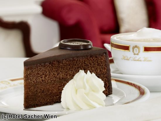 シェーンブルン宮殿入場チケット＋名物ザッハトルテカフェまたは名物居酒屋ホイリゲのクーポン＋街歩き音声案内アプリ 徒歩＆セルフガイドで楽しむウィーン観光