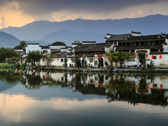 【黄山山頂宿泊 ご来光を拝むツアー】黄山＋宏村、世界遺産を巡る1泊2日間＜貸切／往復新幹線付／全食事付／上海発 or 蘇州発＞