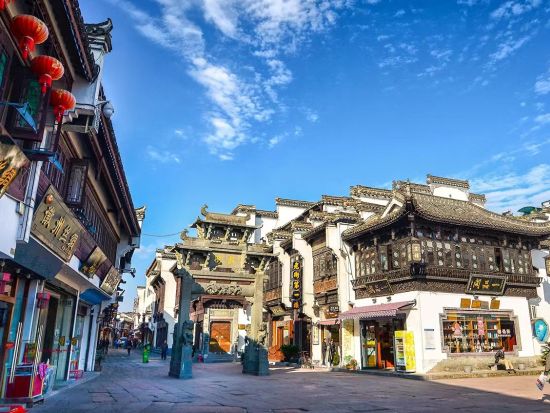 【上海発 or 蘇州発・1泊2日ツアー】黄山＋宏村、世界遺産と中国絶景を巡るツアー*5つ星ホテル利用＜往復とも新幹線利用／専用車＋専属日本語ガイド／昼食付＞