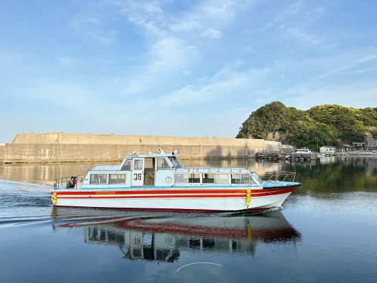 隠岐・知夫里島 赤壁遊覧船 断崖絶壁の「赤壁」を海から間近に眺める！＜貸切／ガイド選択可／約50分／来居港発着＞